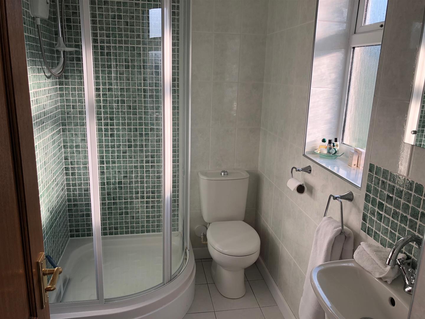 EN SUITE SHOWER ROOM